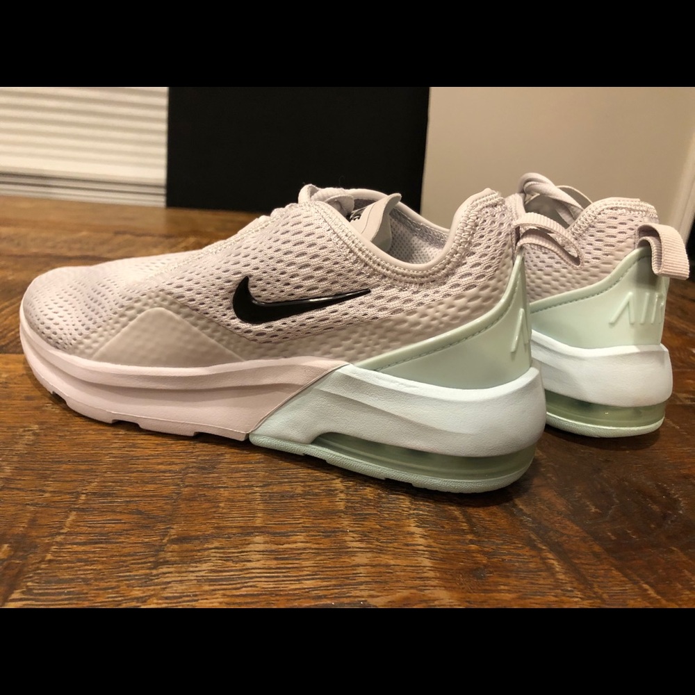 Women’s Nike air max motion 2.0